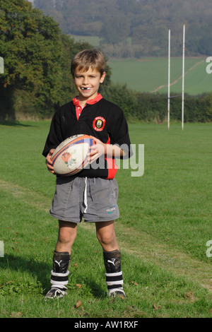 Jeune garçon rugby player holding rugby ball Banque D'Images