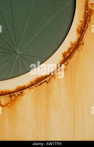 Fenêtre sur le vieux port hole bateau abandonné Banque D'Images