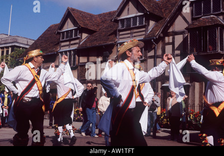 Morris Men dancing avec des mouchoirs blancs en face de la maison, le lieu de naissance de Shakespeare de Stratford-upon-Avon, Angleterre Banque D'Images