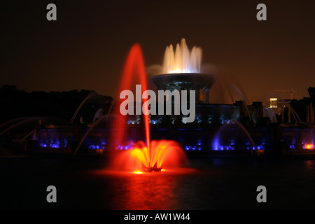 Image nocturne de la fontaine de Buckingham, Grant Park, Chicago Banque D'Images