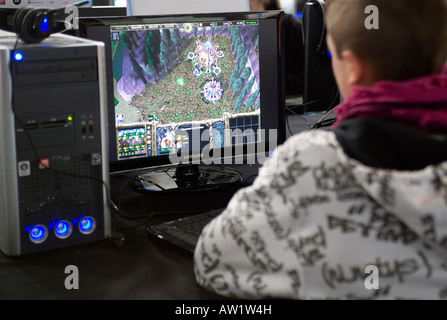 Adolescent au cours d'un jeu de rôle massivement multijoueur en ligne jeu d'ordinateur de jeu Banque D'Images