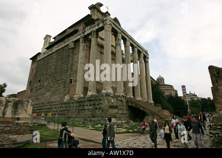 Les touristes passent devant le Temple d'Antonius et Faustine annonce141 puis 8ème siècle l'église San Lorenzo in Miranda Rome Italie Banque D'Images