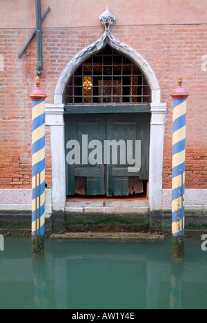 Venise Italie une porte sur le canal Rio di Provolo Banque D'Images