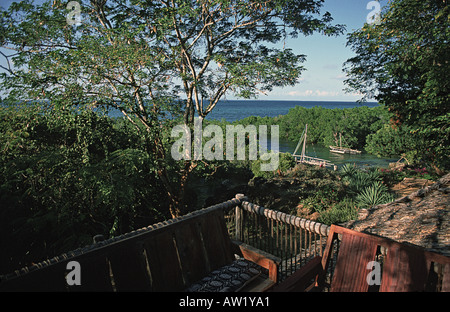 Vue depuis la terrasse du restaurant et bar de la Chole Mjini Lodge avec vue sur la mer et les mangroves Mafia Chole Tanzanie Banque D'Images