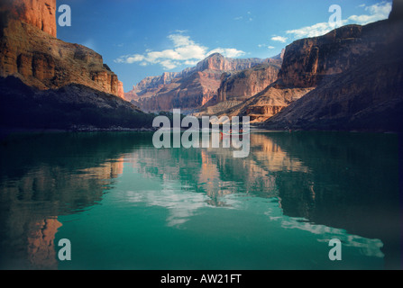 Grand Canyon Colorado River vers le bas flottant Dory président Harding Rapids ci-dessus entre les murs de canyon Banque D'Images