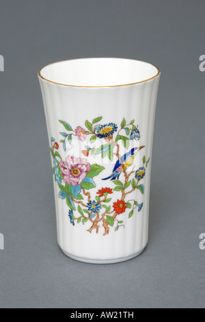 Assiette en porcelaine anglaise raffinée, vase design du 18e siècle Banque D'Images