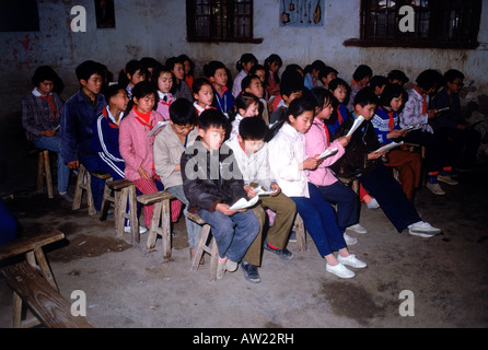 L'école primaire des enfants assis en classe rurale près de Guilin en Chine Banque D'Images