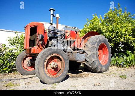 Old German Hanomag tracteur équipé d'un moteur Diesel Barreiros S A Banque D'Images