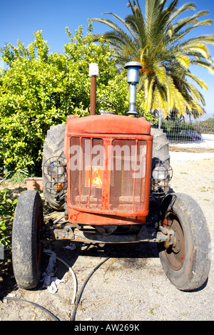 Old German Hanomag tracteur équipé d'un moteur Diesel Barreiros S A Banque D'Images