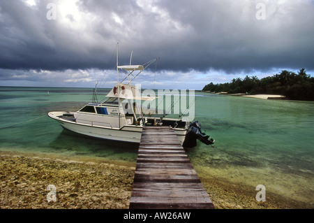 Voile sur une jetée aux Maldives. Banque D'Images