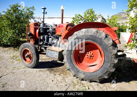 Old German Hanomag tracteur équipé d'un moteur Diesel Barreiros S A Banque D'Images