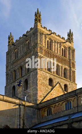 La tour romane de l'abbaye de Tewkesbury Norman St Mary the Virgin Church Gloucestershire England UK avec ciel bleu derrière Banque D'Images