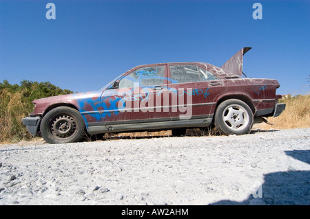 Mercedes Benz 190E abandonnés, à gauche la route, Grèce 2006. Banque D'Images