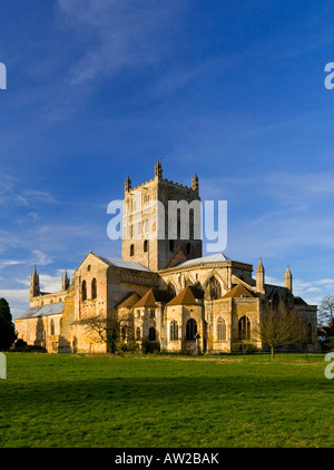 Abbaye de Tewkesbury St Mary the Virgin Church Gloucestershire England UK avec tour et ciel bleu Banque D'Images