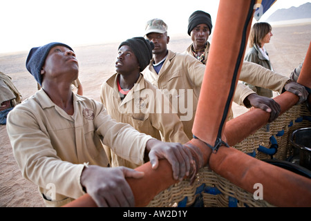 Peuple namibien holding hot air balloon Panier Banque D'Images