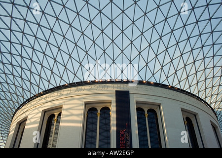 British Museum, Londres. La première salle de lecture circulaire entourée d'un toit en verre Tesselé Banque D'Images