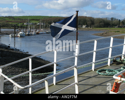 Un drapeau sur la Scotish saltaire poupe d'un bateau de pêche dans le port de Kirkcudbright, Dumfries et Galloway, Écosse SW Banque D'Images