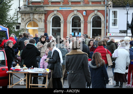 Une foule de personnes tiennent environ sur le marché Hill, Docking, un jour d'hiver Banque D'Images