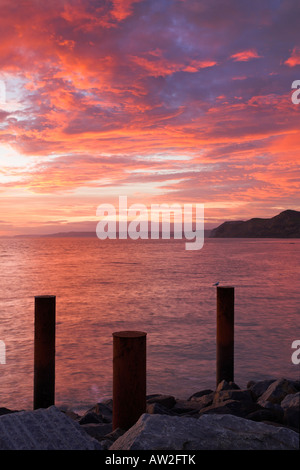 Spectaculaire coucher de soleil sur la baie de l'Ouest dans le Dorset Banque D'Images