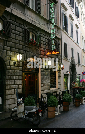 Restaurant Italien trattoria typique avec néon extérieur feux publicité près de la place d'Espagne Rome Italie European destinati Banque D'Images