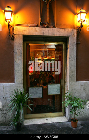 Entrée de l'atmosphère à un restaurant traditionnel italien Trattoria pizzeria restaurant touristique près de la fontaine de Trevi, Rome Italie Banque D'Images