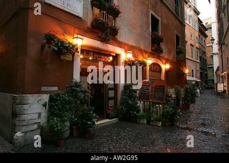 Entrée de l'atmosphère à un restaurant traditionnel italien Trattoria pizzeria restaurant touristique près de la fontaine de Trevi, Rome Italie Banque D'Images