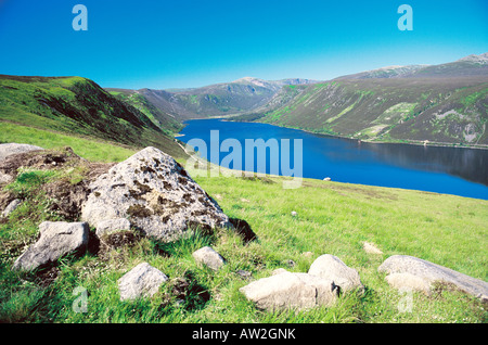 Glen Muick et Loch Muick sur le Royal Balmoral estate dans les montagnes de Cairngorm. La région de Grampian des Highlands, Ecosse Banque D'Images