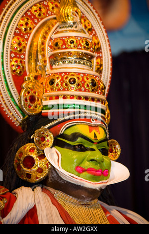 Danseuse de Kathakali wearing colorful maquillage et coiffure, centre culturel de Cochin, Cochin, Kerala, Inde Banque D'Images