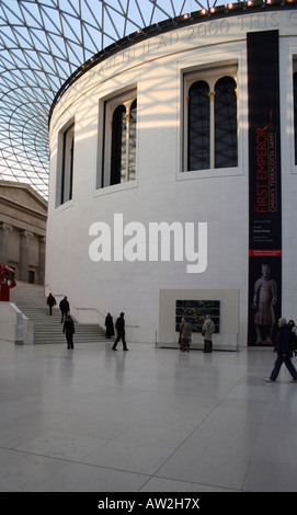 British Museum, Londres. La première salle de lecture circulaire entourée d'un toit en verre Tesselé Banque D'Images