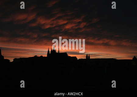 Coucher de soleil sur le château de Prague et cathédrale Saint-Guy St vu depuis le Pont Charles. Banque D'Images