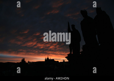 Coucher de soleil sur le château de Prague et cathédrale Saint-Guy St vu depuis le Pont Charles. Banque D'Images