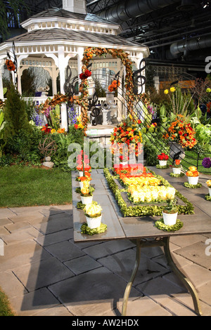 Gazebo blanc avec grand garde-corps en métal comme des lignes de musique en ondulant. notes de musique sont faits de boules de fleurs Banque D'Images