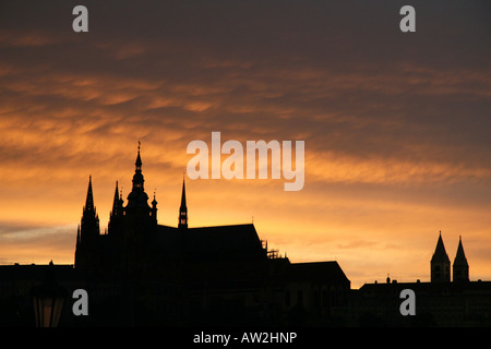 Coucher de soleil sur le château de Prague et cathédrale Saint-Guy St vu depuis le Pont Charles. Banque D'Images