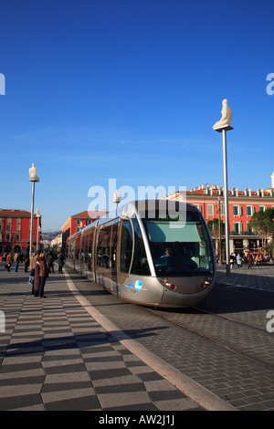 Ligne d'Azur tram passant par la Place Masséna à Nice Banque D'Images