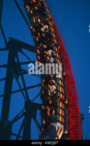 Roller Coaster fans de Blackpool's Pepsi Max Big One ride chuter verticalement vers le bas dans la terreur sur un jour d'été sans nuages. Banque D'Images