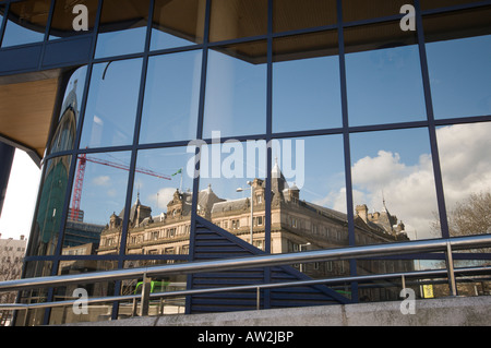 Reflet de l'Université Trent en fenêtre de nouvelle salle de concert Banque D'Images