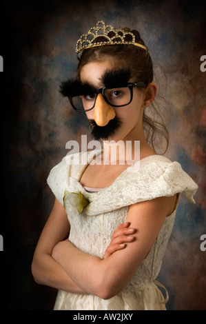 Young Girl playing dress up avec masque ou déguisement Banque D'Images