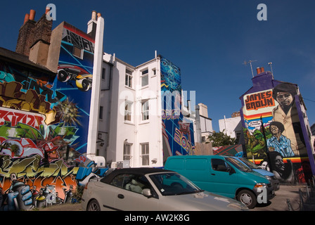 Des graffitis sur des bâtiments à Brighton, Angleterre Banque D'Images