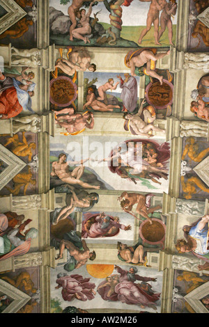 Le toucher des mains célèbre création de l'homme peinture de plafond par Michel-Ange sur le plafond de la Chapelle Sixtine Rome Italie Europe Banque D'Images