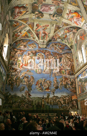 Les touristes regarder le toit de la chapelle Sixtine Michelangelos Création de l'homme et Jugement Dernier fresques Rome Italie Banque D'Images