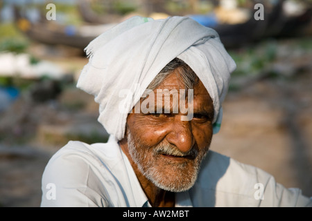 Portrait d'un vieil homme portant un turban, fort Cochin, Cochin, Kerala, Inde Banque D'Images