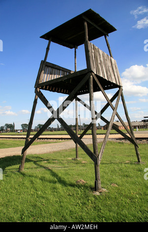 Une tour de garde donnant sur les principales voies de chemin de fer dans l'ancien camp de concentration nazi d'Auschwitz-Birkenau, Oswiecim, Pologne. Banque D'Images