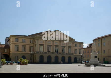 Piazza del Giglio Teatro Comunale del Giglio, Lucca Toscane Banque D'Images