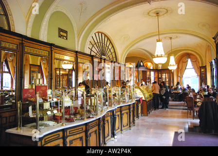 Café Gerbeaud, l'intérieur de la place Vorosmarty, Pest, Budapest, Hongrie Banque D'Images