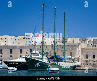 Le Rainbow Warrior de Greenpeace amarré à La Valette sur l'île méditerranéenne de Malte Banque D'Images