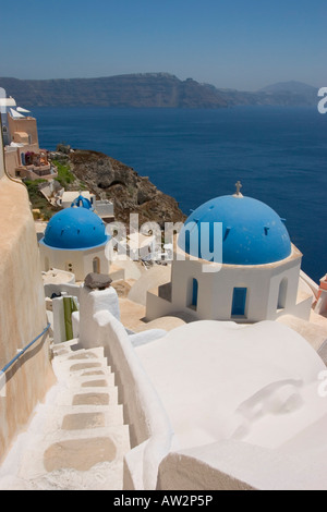 L'église au dôme bleu surplombant la mer Méditerranée à Santorini Banque D'Images