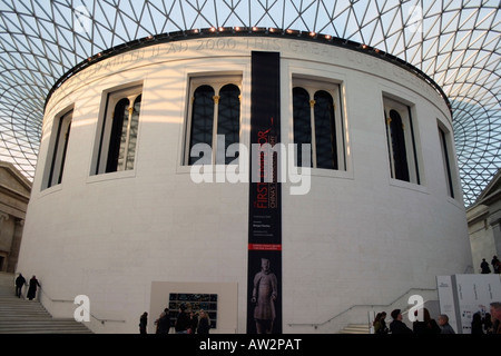 British Museum, Londres. La première salle de lecture circulaire entourée d'un toit en verre Tesselé Banque D'Images