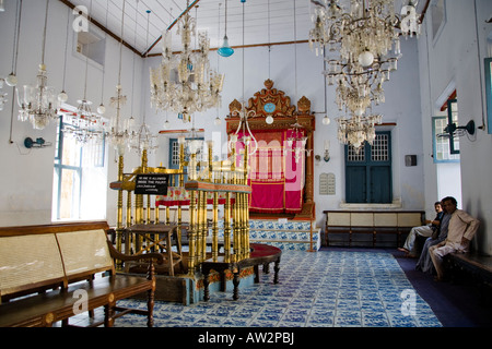 L'intérieur, Pardesi Synagogue, également connu sous le nom de Synagogue Paradesi, Synagogue Lane, Juif Ville, Cochin, Kerala, Inde Banque D'Images