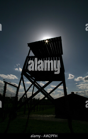 Une tour de garde donnant sur les principales voies de chemin de fer dans l'ancien camp de concentration nazi d'Auschwitz-Birkenau, Oswiecim, Pologne. Banque D'Images