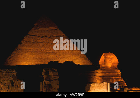 Egypte Giza spectacle son et lumière grand sphinx avec khafré pyramide derrière elle comme l'arrière-plan Banque D'Images